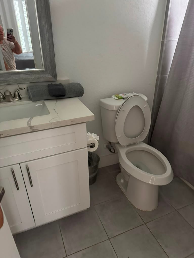 Clean guest bathroom with fresh towels cleaned by Zulma Cleaning Services